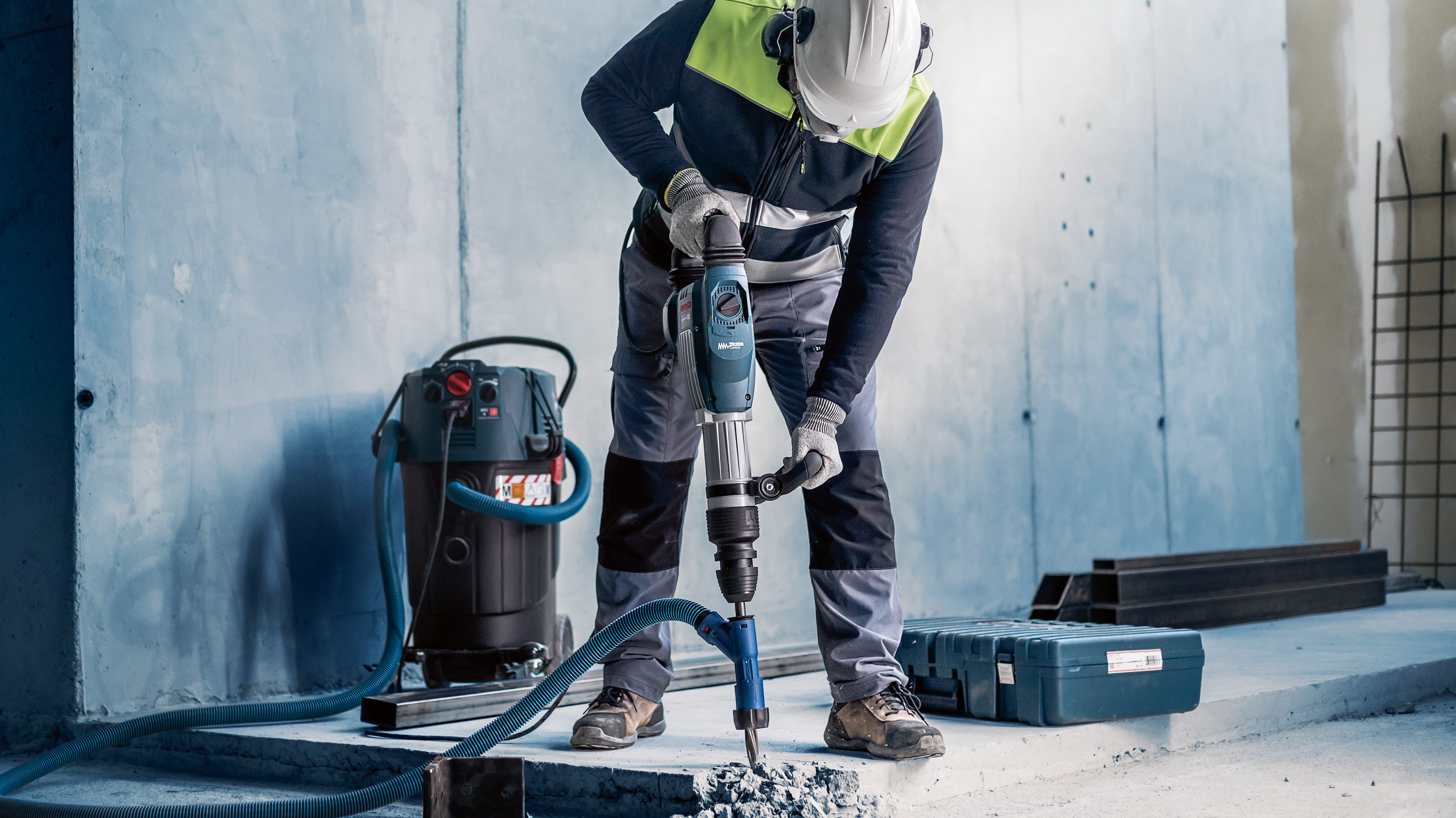 Low-dust chiseling thanks to adapter: Expert SDS Clean Set for RTec pointed or flat chisels